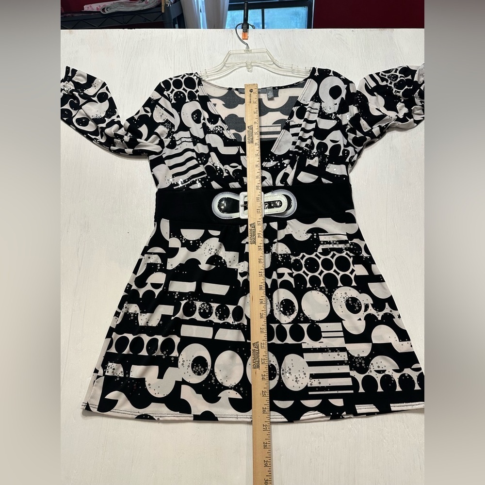 NY Collection Tunic Top M Black White Geometric Belted Empire Waist Retro Mod - Picture 8 of 9
